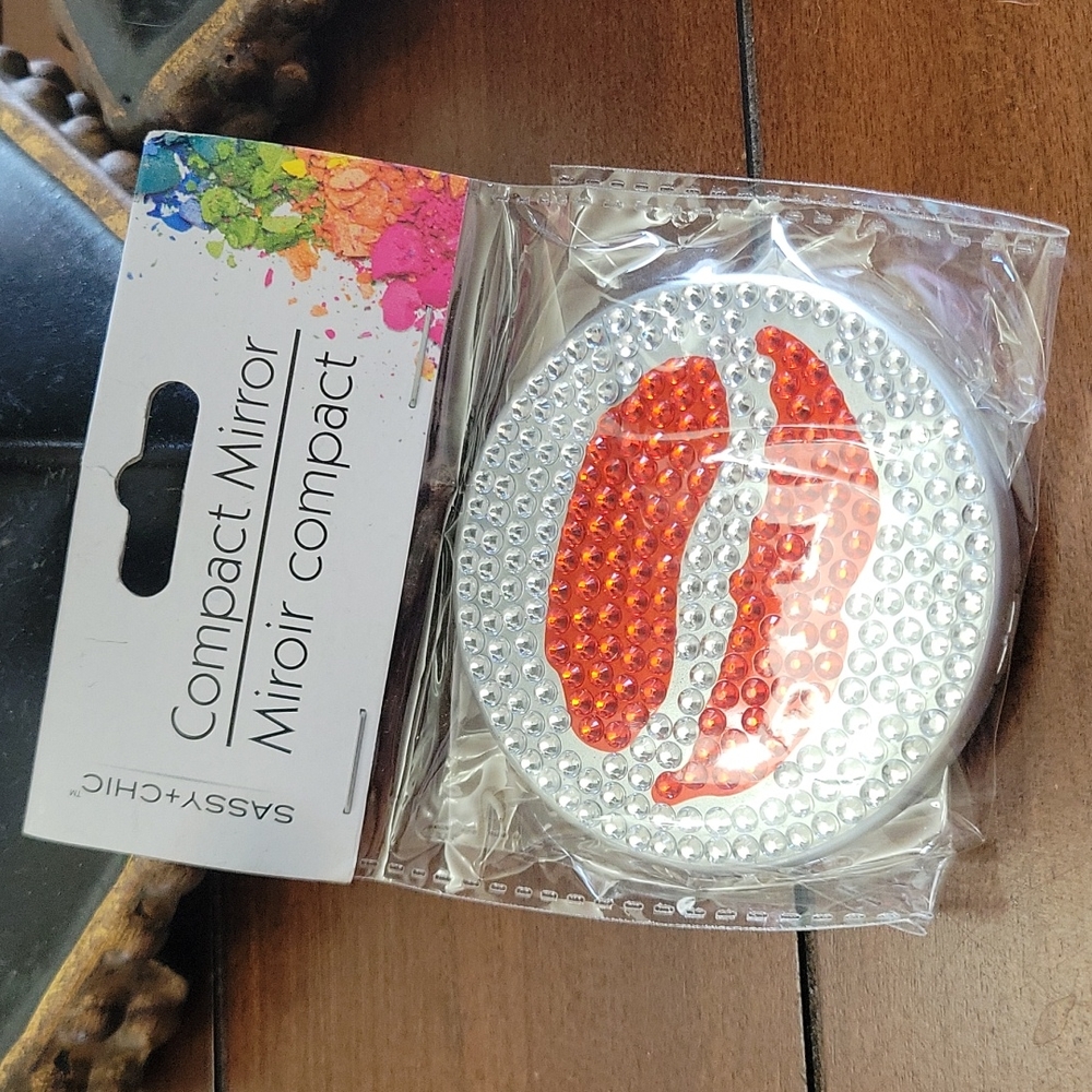 SASSY & CHIC COMPACT